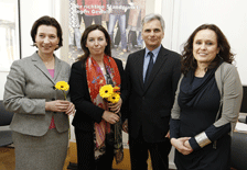 Quelle: BKA/HBF, FotografIn: Andy Wenzel Foto: Frauenministerin Gabriele Heinisch-Hosek, Martina Ludwig-Faymann, Vorsitzende des Vereins Wiener Frauenhäuser, Bundeskanzler Werner Faymann, Andrea Brem, Geschäftsführerin des Vereins Wiener Frauenhäuser