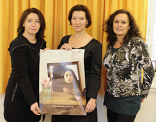 Quelle: BKA/HBF, Fotografin: Regina Aigner Foto: Frauenministerin Gabriele Heinisch-Hosek (m.), Vorsitzende des Vereins Wiener Frauenhäuser Martina Ludwig-Faymann (l.) und Geschäftsführerin Andrea Brem (r.) auf Besuch im 4. Wiener Frauenhaus.