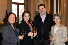 Foto: Geschäftsführerin der Wiener Frauenhäuser Andrea Brem (l.), Vorsitzende des Vereins Martina Ludwig-Faymann (m.l.), Winzer Sepp Dockner (m.r.) und Nationalratspräsidentin Barbara Prammer (r.).